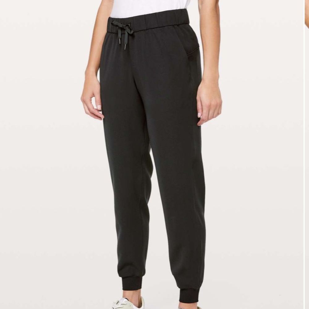 Lululemon on the fly jogger black